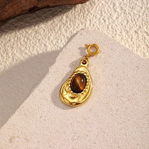Ciondolo a goccia in oro vintage con gemma occhio di tigre e chiusura a molla