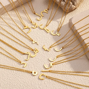 Collier Pendentif Lettre Arabe Plaqué Or 18K Bijoux Minimalistes en Acier Inoxydable Personnalisés pour Femme Cadeau