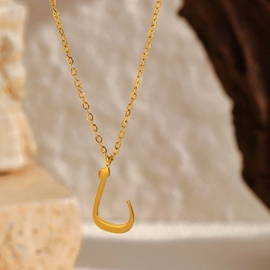 Collier en acier inoxydable plaqué or 18k avec pendentif alphabet arabe élégant