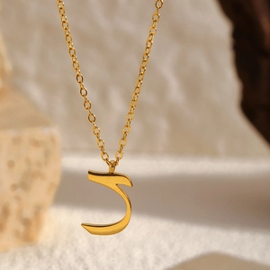 Collier minimaliste en acier inoxydable plaqué or 18k avec pendentif lettre arabe et chaîne O