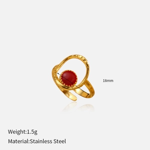 Détail d'une bague ouverte en acier inoxydable doré avec une perle rouge de 1,5g