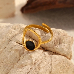 Bague ajustable dorée en acier inoxydable avec pierre noire sertie sur socle en pierre