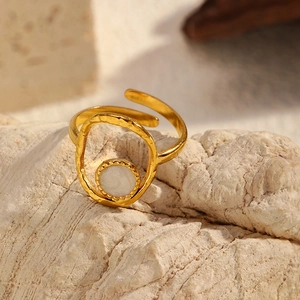 Bague ajustable dorée géométrique avec texture martelée et incrustation de nacre blanche