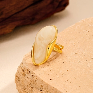 Anillo vintage de acero inoxidable dorado con piedra de resina efecto mármol crema