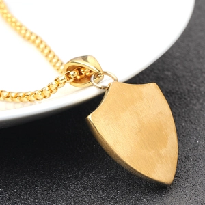 Collana con ciondolo a scudo dorato con finitura in metallo spazzolato per uomo