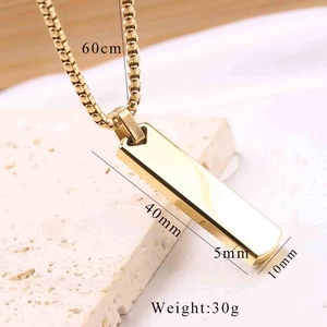 Vue détaillée du pendentif barre rectangulaire en or poli de 40mm x 10mm
