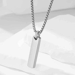 Vue macro d'un collier pendentif rectangulaire vertical avec finition miroir sur pierre