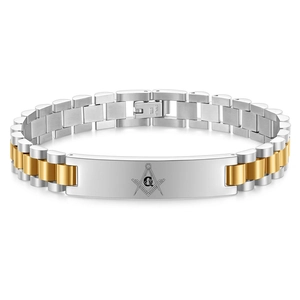 Dettaglio del bracciale bicolore in acciaio inossidabile con simbolo massonico G