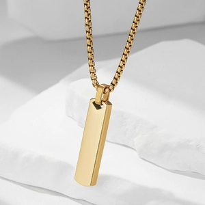 Pendentif barre rectangulaire en or 18 carats sur chaîne box sur pierre blanche