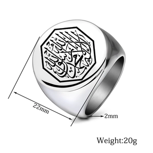 Détail macro d'une bague chevalière octogonale de 22mm avec calligraphie arabe gravée
