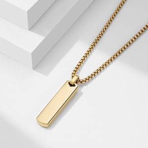 Collier avec pendentif barre rectangulaire dorée polie sur un support géométrique épuré