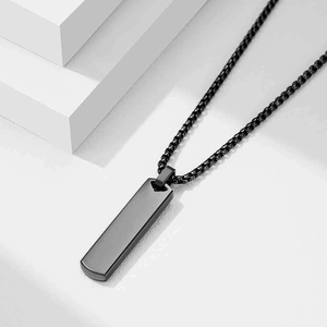Pendentif barre rectangulaire noire minimaliste avec finition mate et chaîne en métal tressé