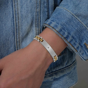 Dettaglio del bracciale massonico bicolore in acciaio inossidabile sul modello