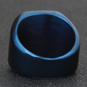 Makroaufnahme eines 18mm matt dunkelblauen Siegelrings aus Edelstahl für Herren