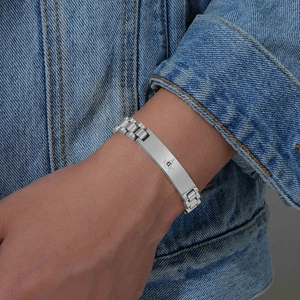 Dettaglio del simbolo massonico inciso sul bracciale da 10mm in acciaio a forma di cinturino