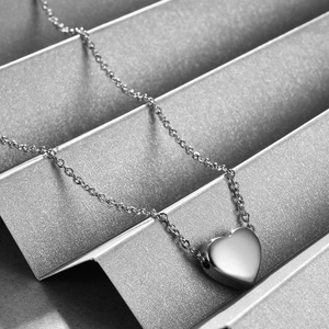 Collar minimalista con colgante de corazón de acero inoxidable pulido y cadena fina en O