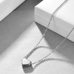 Collar con colgante de corazón plateado pulido en cadena minimalista de acero inoxidable