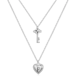 Dettaglio della collana a doppio strato in argento con ciondolo a chiave e cuore F