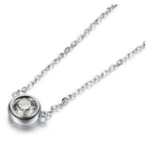 Detalle de un collar de plata con engaste de bisel redondo y piedra brillante tallada