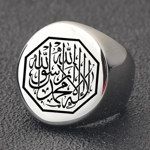 Gros plan sur une bague chevalière en acier de 22mm avec calligraphie arabe gravée