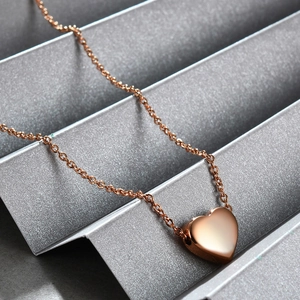 Collar con colgante de corazón de 12mm en oro rosa pulido con cadena fina en soporte