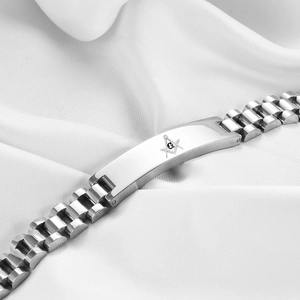 Dettaglio del simbolo Massonico inciso sul bracciale in acciaio inossidabile