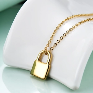 Collier en acier inoxydable plaqué or 18K avec pendentif cadenas et chaîne en O