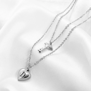 Collana a doppio strato in acciaio con ciondolo a chiave e cuore lettera D su seta