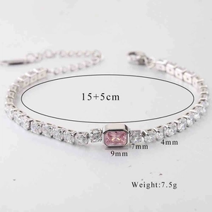 Detail van 4mm tennisarmband met roze zirkoon en verstelbare lengte van 15+5cm