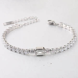 Klassieke 4MM tennisarmband in zilver met sprankelende zirkoon en rechthoekige middensteen