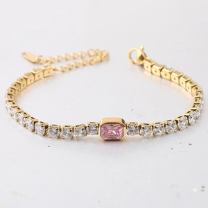 Gouden tennisarmband met een roze rechthoekige edelsteen en sprankelende zirkonia's
