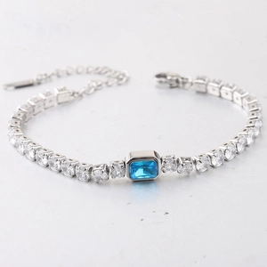 Zilveren 4mm tennisarmband met zirkonia en een blauwe rechthoekige centrale steen