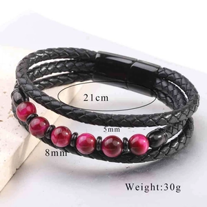 Detalle de la pulsera de cuero multicapa con cuentas ojo de tigre de 8mm y cierre magnético