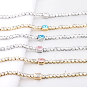 Detail van 4mm tennisarmbanden met kleurrijke rechthoekige zirkoonstenen in klauwzetting