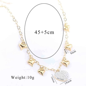 Dettaglio della collana a cuore dorata con strass incastonati e misure indicate