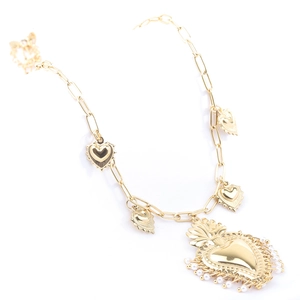 Dettaglio ravvicinato di una collana a catena dorata con ciondoli a cuore di perle sintetiche