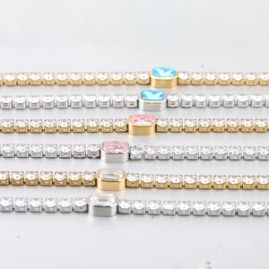 Detailweergave van 4mm tennisarmbanden in goud en zilver met diverse gekleurde zirkoon