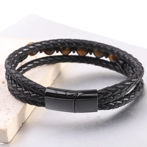 Vista macro de pulsera de cuero trenzado multicapa con cuentas de ojo de tigre y cierre