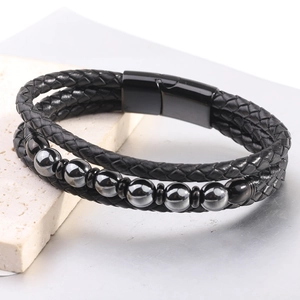 Pulsera multicapa de cuero trenzado negro para hombre con cuentas metálicas y cierre magnético