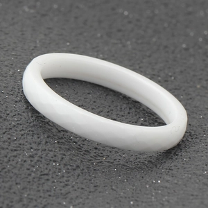 Detail van een 3 mm witte keramische ring met een minimalistisch geometrisch oppervlak