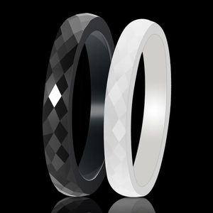 Minimalistische zwart-witte keramische ringen met gefacetteerd geometrisch oppervlak