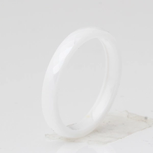 Detailopname van een minimalistische witte keramische ring met een gepolijst oppervlak