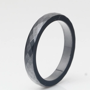Detailweergave van een 3mm zwarte keramische ring met een minimalistisch gefacetteerd design