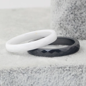 Detailopname van 3mm keramische ringen met ruitvormig geslepen vlakken in zwart en wit