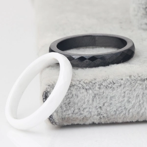 Minimalistische zwart-witte gefacetteerde keramische ringen met gepolijst oppervlak