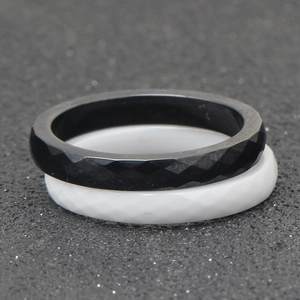 Minimalistische gefacetteerde keramische ringenset in zwart en wit met 3mm diamantgeslepen