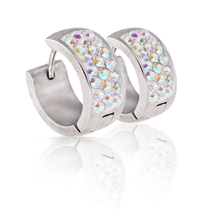 Detail van 8mm roestvrijstalen oorringen met drie rijen regenboog AB-strass steentjes