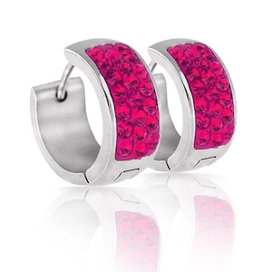Detail van 8mm zilveren huggie oorbellen met drie rijen levendige roze kristallen