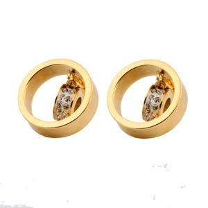 Dettaglio di orecchini a lobo tondi multistrato in oro 15mm con cristalli scintillanti