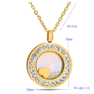 Collier médaillon 30mm en acier doré avec cristaux scintillants et détail de cœur interne